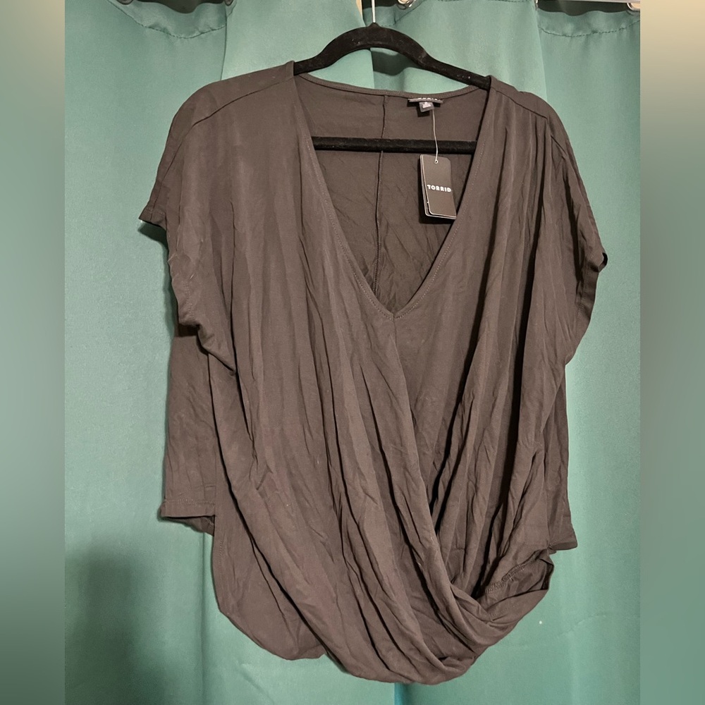 Torrid Sandwash Jersey V-Neck Twisted High-Low Tee – Size 2X (NWT) 🖤